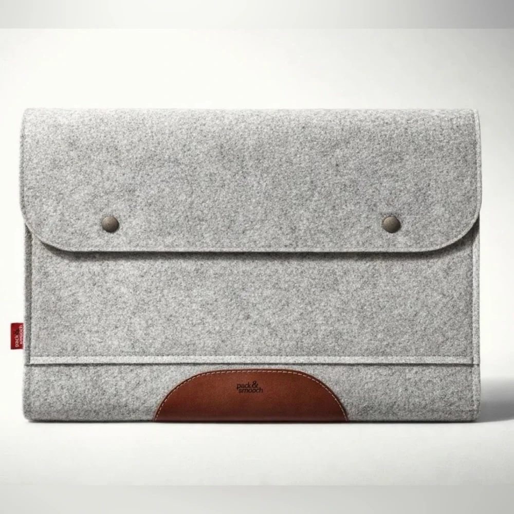 Pack &Smooch Felted Wool and Leather Laptop Sleeve, grey, int. pockets,snap, EUC